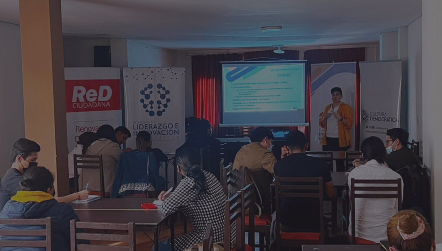 Personas en taller de liderazgo democrático
